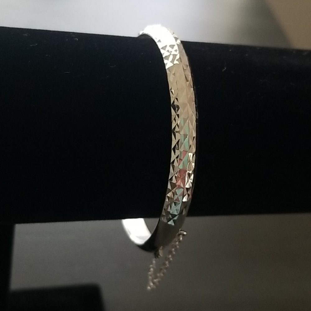 Diamond cut silver bangle NWT